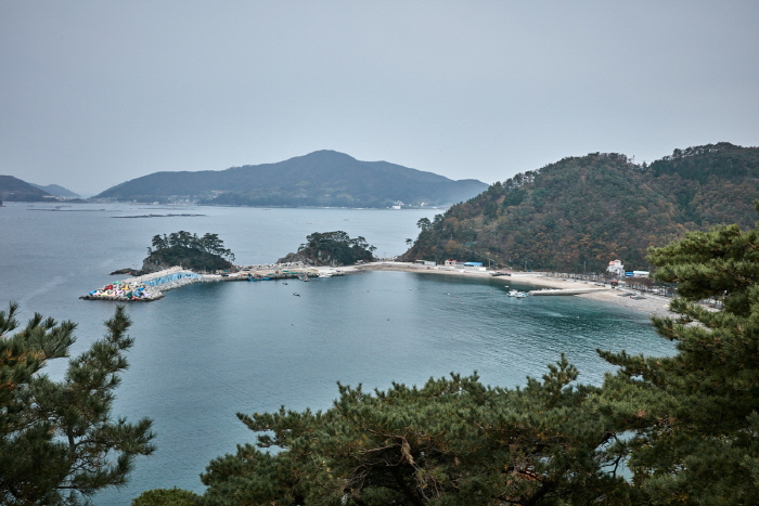 항도몽돌해수욕장과 항도방파제 이미지 1